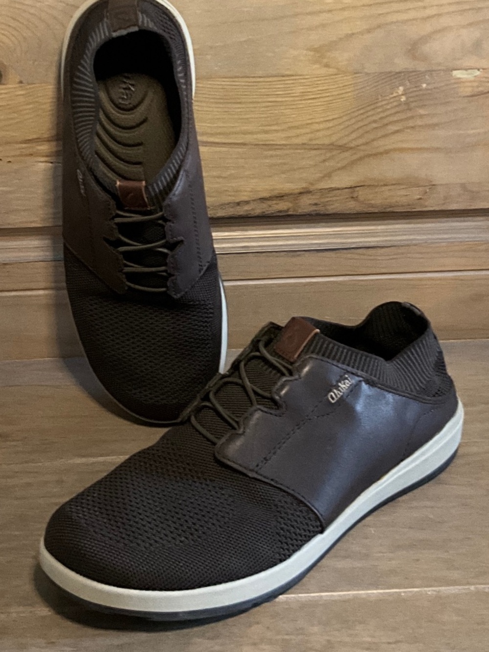OluKai Makia Ulana Sneaker M9.5/UK8.5 Dark Brown Knit Leather Upper Casual EUC